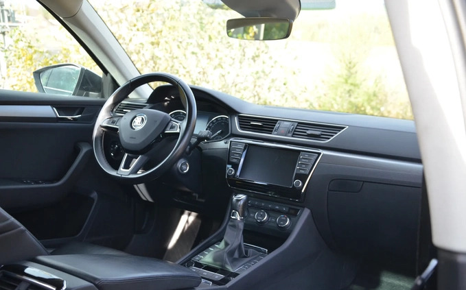Skoda Superb cena 63900 przebieg: 205000, rok produkcji 2016 z Wałbrzych małe 137
